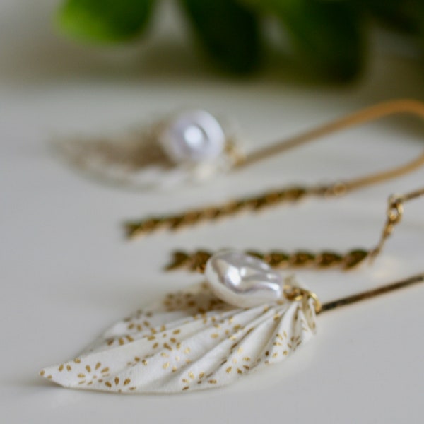 Boucles d'oreilles dorées plumes et perles d'eau douce avec une feuille blanche et doré