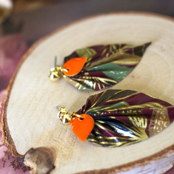 Boucles d’oreilles origami avec dormeuse en acier doré et des médaillons émaillés orange