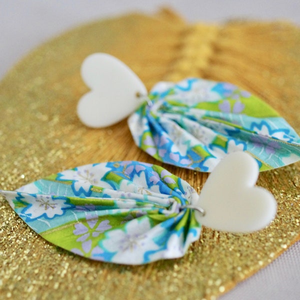 Boucles d'oreilles feuilles origami avec du papier washi bleu vert blanc, et des puces en forme de coeur