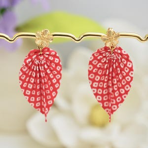 Orecchini origami a forma di foglia di piuma rossa e bianca con borchie a forma di fiore in oro 24K