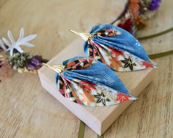 Fancy earrings with origami leaves
