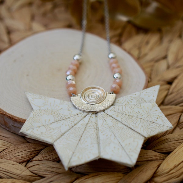 Collier éventail Origami or, beige et blanc avec des perles en cristal autrichien à facettes couleur pêche nacrée