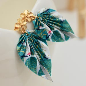 Orecchini con foglie di carta giapponese e borchie a forma di fiore placcate in oro