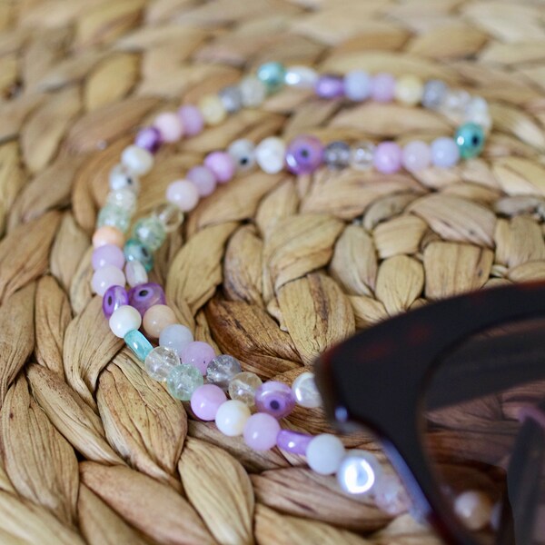 Chaine de lunettes avec des perles de gemmes, de verres et des yeux colorés