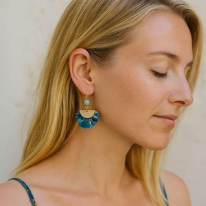 Orecchini a ventaglio origami con bella carta giapponese verde e perle naturali con finitura in oro 24k