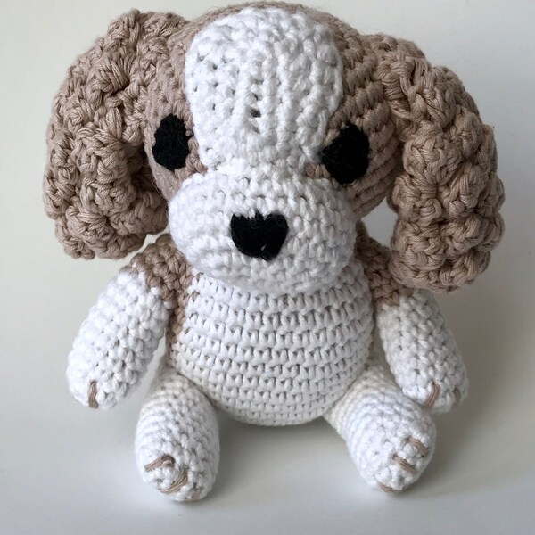 Chien cavalier king charles au crochet fait main, amigurumi