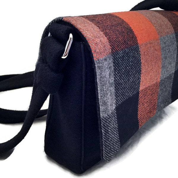 Sac à rabat en drap de laine noir avec rabat interchangeable,  tartan de laine écossais orange gris noir