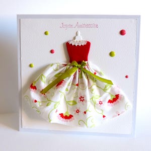 Cartão de aniversário para uma mulher com vestido de tecido. Feito à mão.