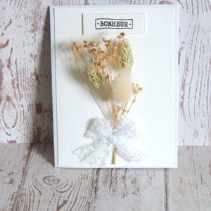 Carte félicitations mariage avec fleurs séchées et voeux de bonheur.