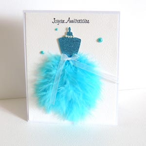 Carte anniversaire, carte femme avec robe en plumes, cadeau anniversaire. Fait main