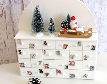 Liten adventskalender i trä, juldekoration, evighetskalender.