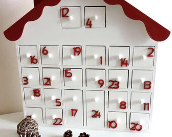 Adventskalender i trä, röd och vit, återanvändbar juldekoration. Julklapp.