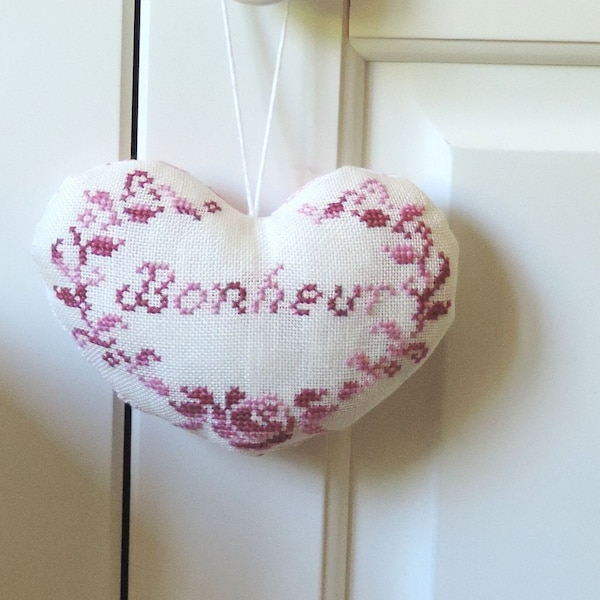 coeur brodé au point de croix, idée cadeau, décoration maison. Fait main.