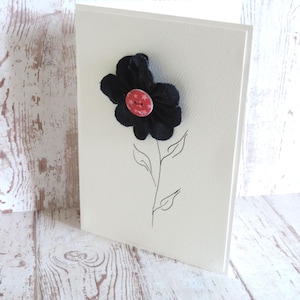 carte anniversaire ou autre, avec fleur en tissu et bouton. Fait main.