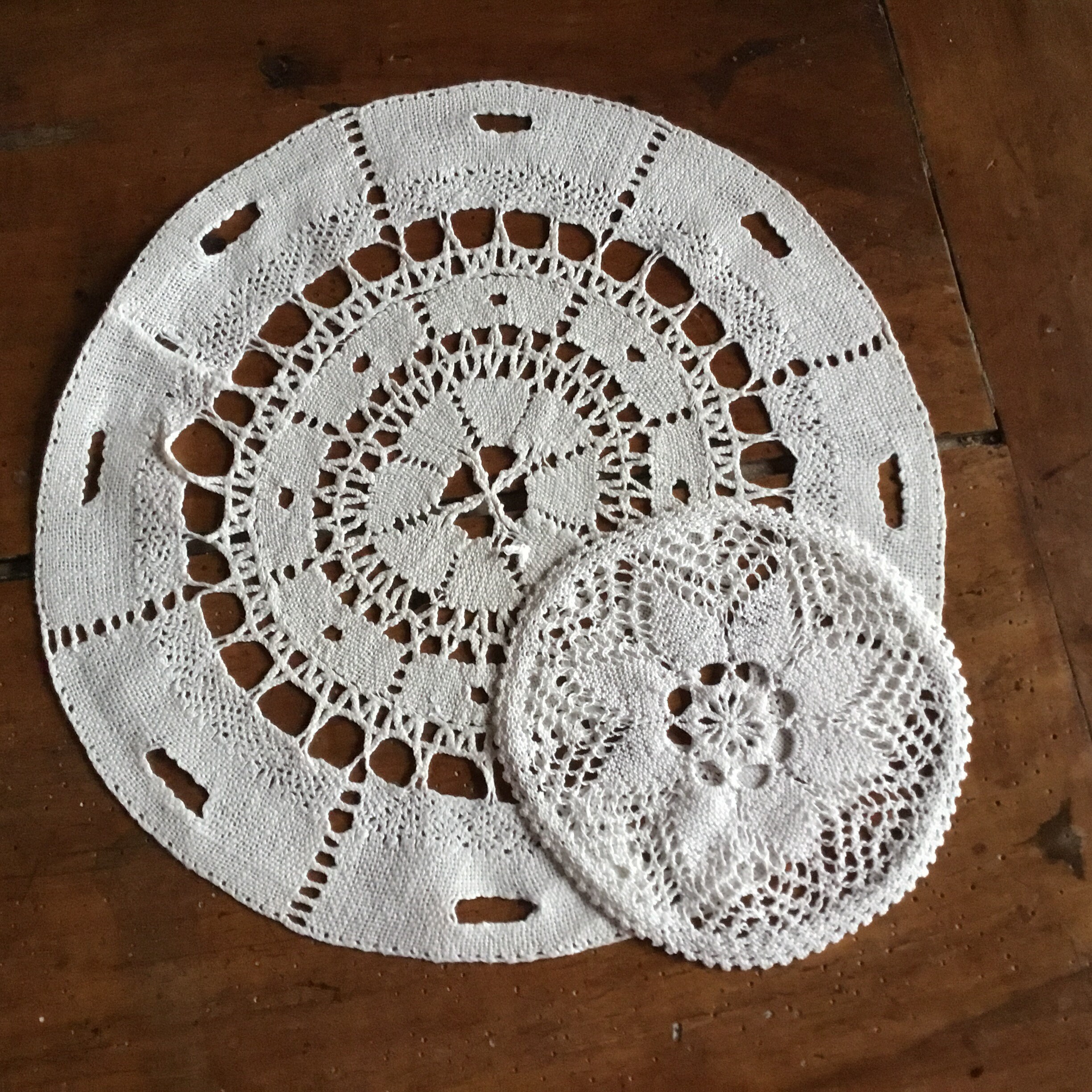 13 et 27cm, 2 Napperons Vintage