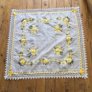 83 x 83 cm, Teetischdecke oder Tafelaufsatz.