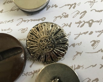Lot De 18 Boutons Vintage Argentés Texturés - Diamètre 1,6 Cm, Ref 1885