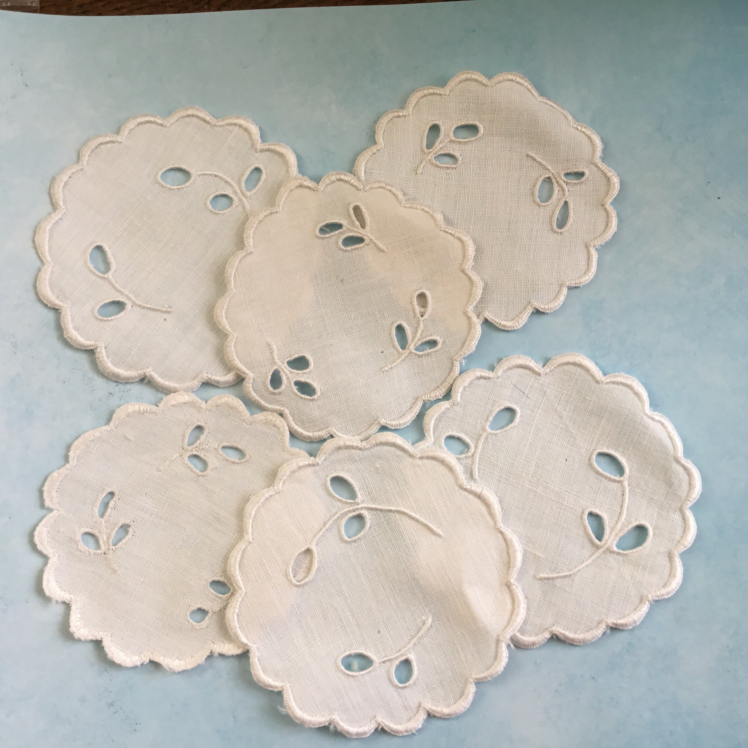 6 Napperons Vintage, 8, 5 et 9 cms