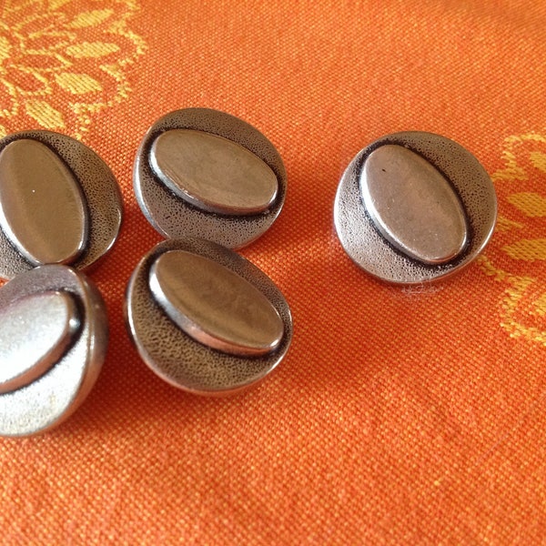 Lot de  cinq boutons  ronds métal coloris vieil argent