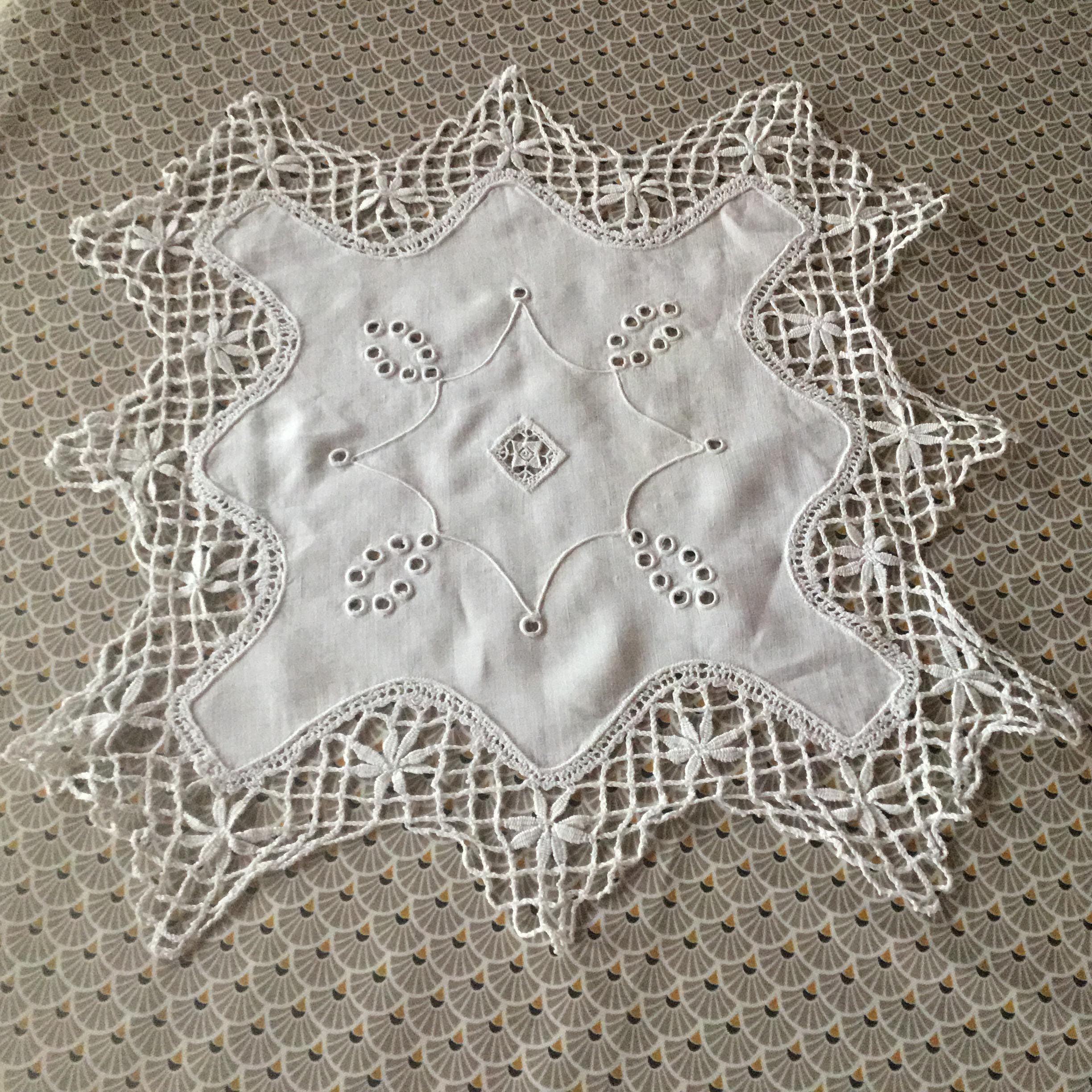 Dentelle Ancienne De Style Vintage - Longueur 2,60 M, Largeur Max 7 Cm - Occasion, état à Vérifier