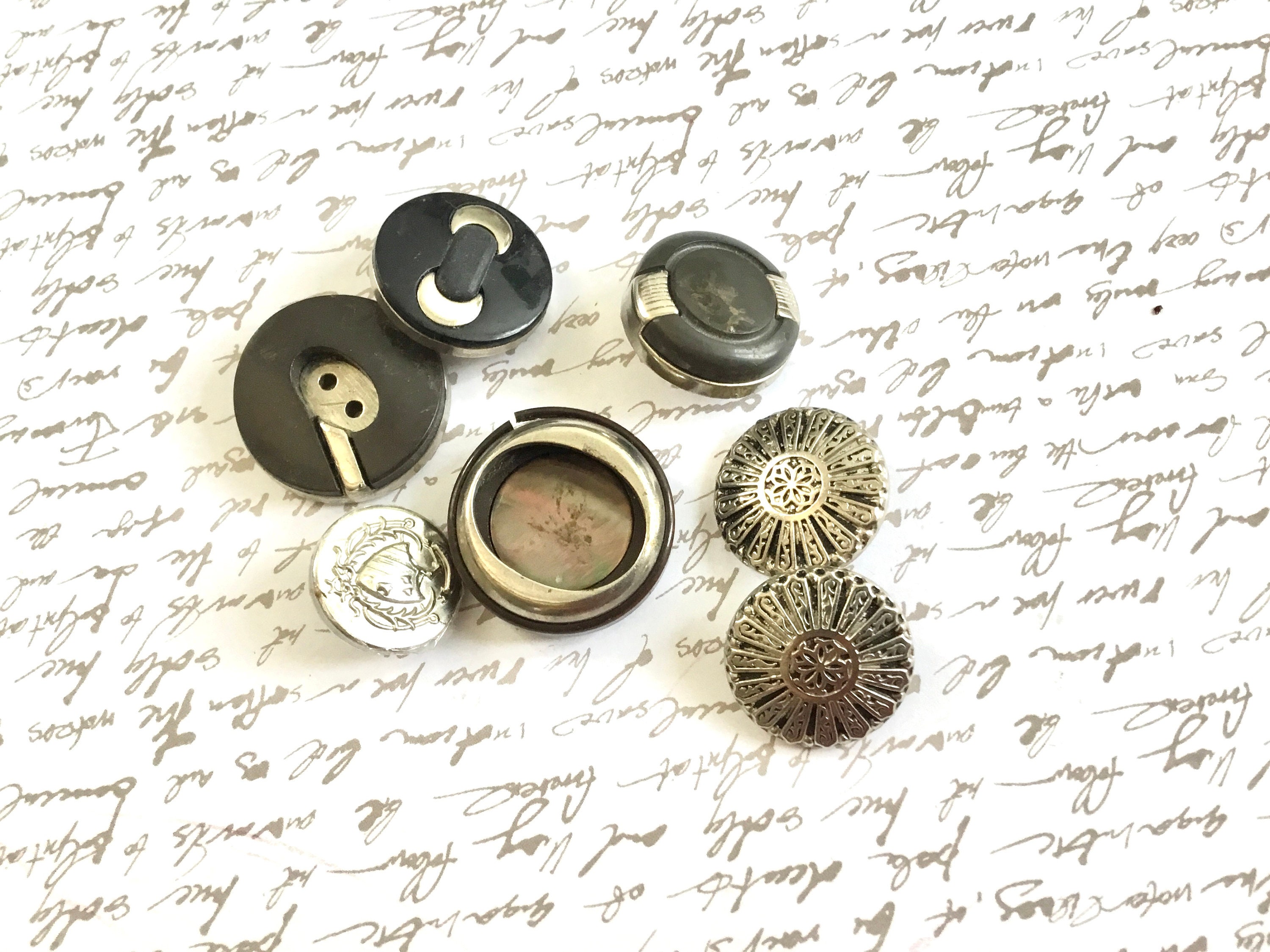 Lot De 18 Boutons Vintage Argentés Texturés 1,6 Cm - Réf. 1885 - Origine France
