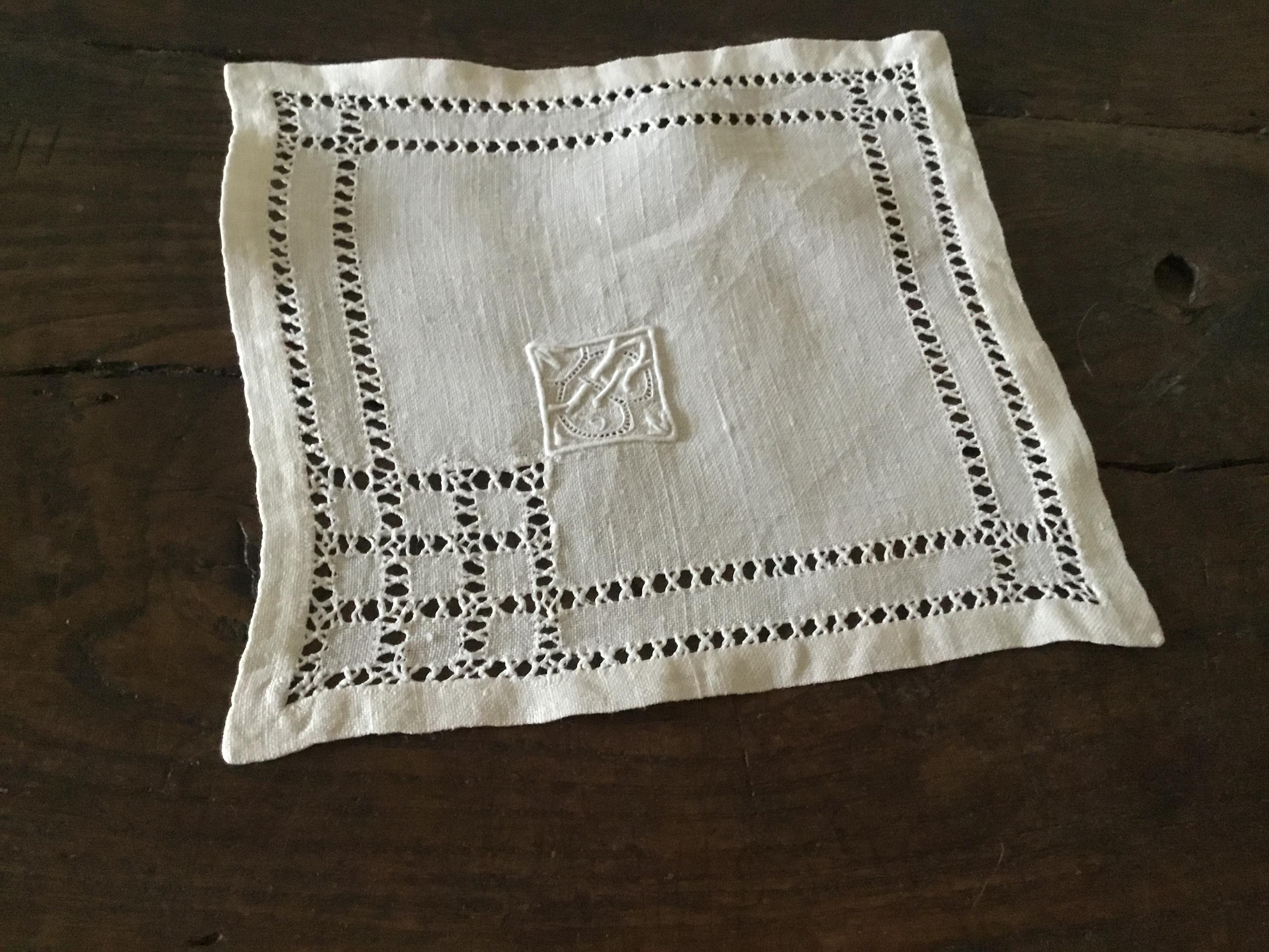 NAPPE ANCIENNE AVEC DEUX JOLIS MONOGRAMMES MC