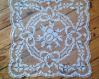 NAPPERON FILET ENTIEREMENT BRODE MAIN ROND DE 60 BLANC