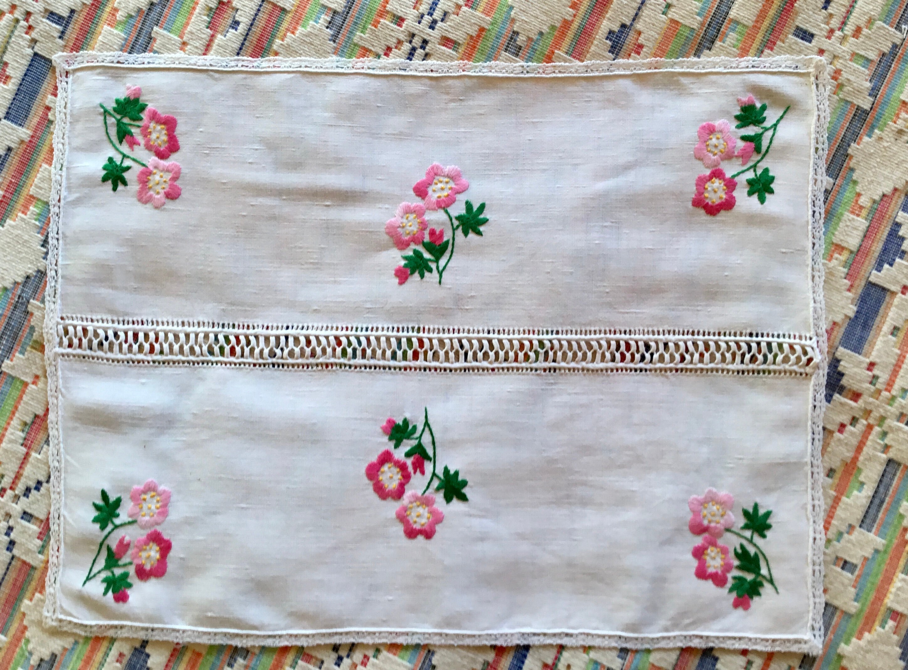 31x42cm, Napperon Vintage Broderie Couleur.