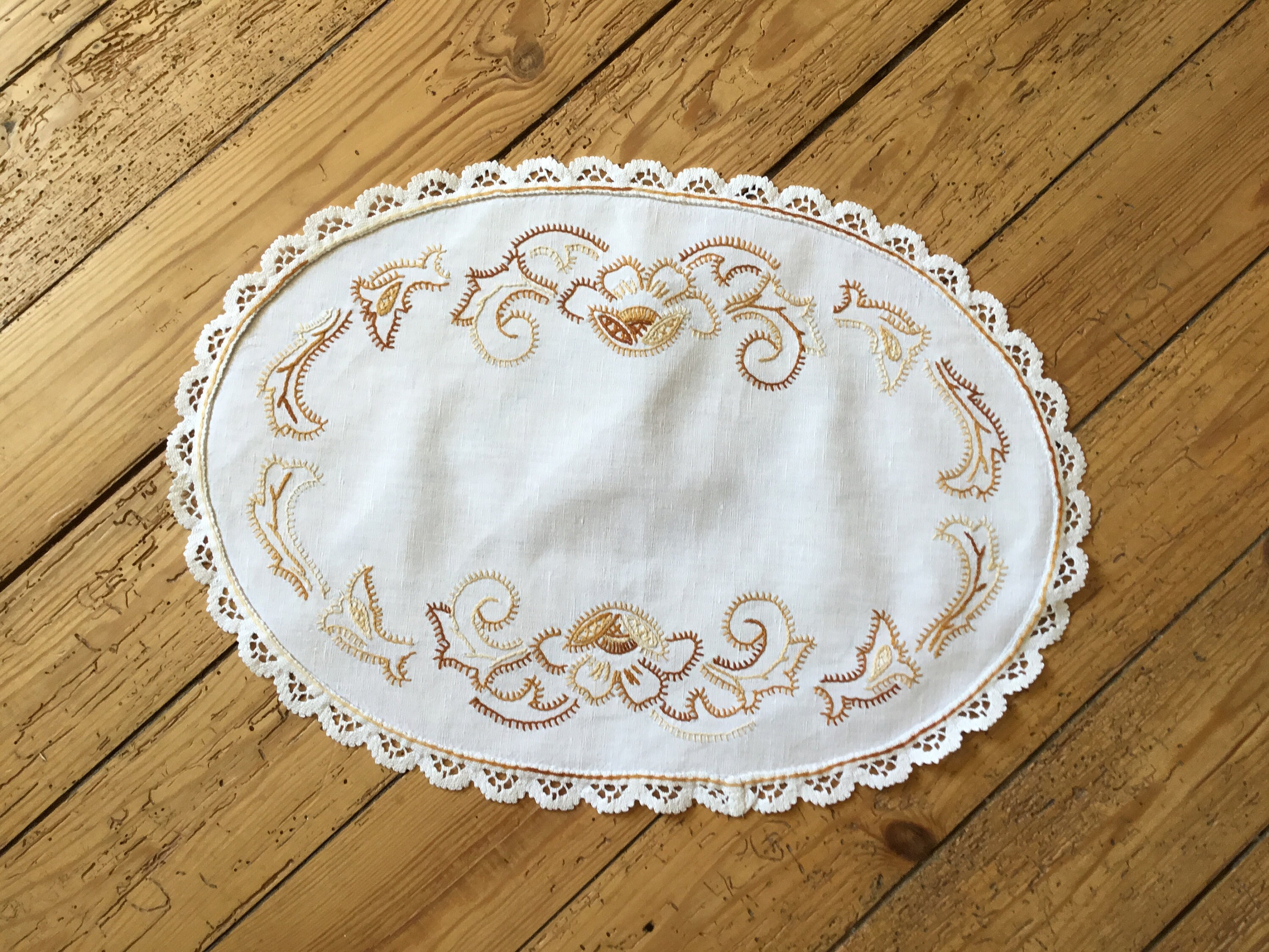 Napperon Broderie Couleur, Ovale , 42x30cm