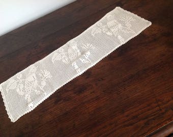 63x20cm, chemin de table au crochet fait main.