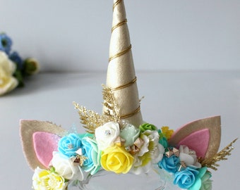 Corona de flores de unicornio en tonos pastel: tocado con cuernos dorados, accesorio para fiestas.