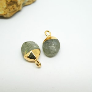 1 Small oval shaped charm 14*8mm Labradorite (clear) and gold attachment (PHPG09)
