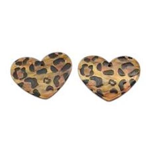 Puede incluir: Dos pendientes de resina en forma de corazón con estampado de leopardo marrón y negro.