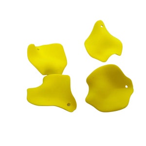 5 Charms, Acrylic Flower Petal Pendants, 28*24mm, Yellow (M13)