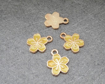 4 Breloques Fleur émaillées jaune et dorées 15*12mm (8SBD210)