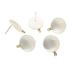 Peut inclure: Cinq composants de boucles d'oreilles rondes de couleur blanche, de type perle, avec des anneaux de saut dorés et une attache de boucle d'oreille à tige argentée.