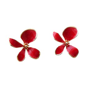 Può includere: Un paio di orecchini rossi a forma di fiore con bordi dorati. Ogni orecchino ha quattro petali e un piccolo centro dorato. Gli orecchini sono su uno sfondo bianco.