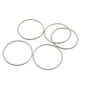 Könnte beinhalten: Eine Sammlung silberfarbener Metallringe mit einem strukturierten, gepunkteten Muster. Die Ringe sind kreisförmig und leicht unterschiedlich groß, angeordnet vor einem weißen Hintergrund. Diese Ringe könnten für die Schmuckherstellung oder andere Bastelprojekte verwendet werden.