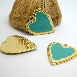 2 Ciondoli a forma di cuore 25*20 mm, smalto oro e verde (KBD89)