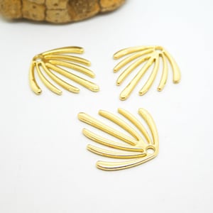 Peut inclure: Trois pièces décoratives en métal doré en forme d'éventail avec un trou en haut pour la suspension.