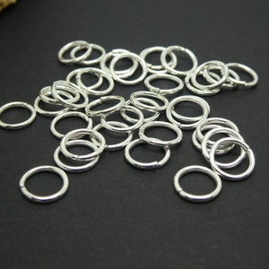 Peut inclure: Un tas de anneaux de saut en argent, un type de composant de bijoux utilisé pour relier les chaînes, les cordons et autres composants de bijoux.
