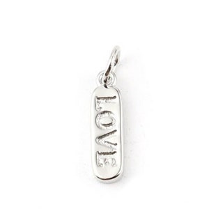 Puede incluir: Encanto de plata con la palabra "LOVE" grabada.