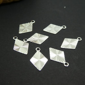 10 Petites breloques fines losange strié 138mm laiton plaqué argent 925 sequin, pampille losange argenté PHBA09 image 1