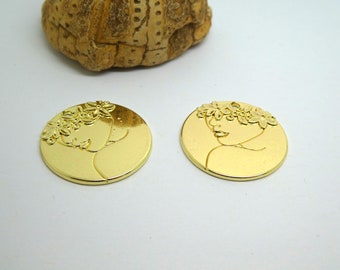 2 Breloques rondes 25mm, visage avec couronne de fleurs, doré (KBD87)