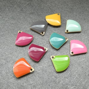 6 emaljerade solfjäderformade paljetter, 13*12mm - förgylld kopparbas