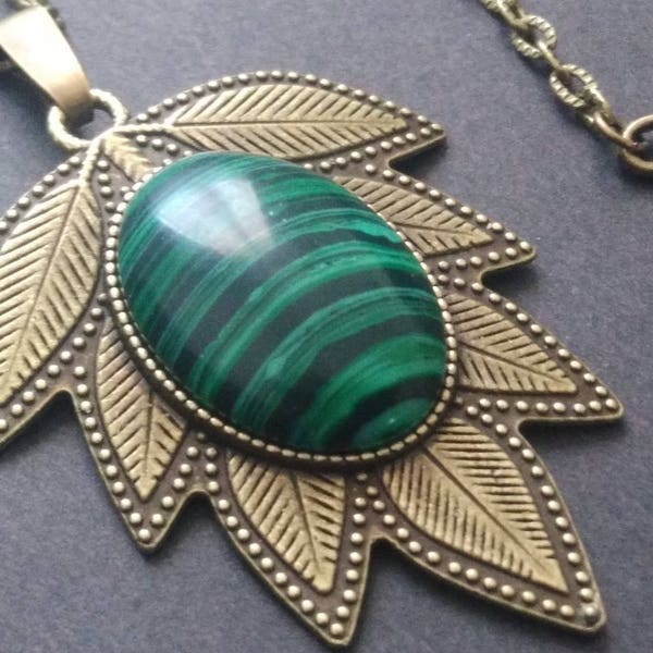 Collier - pendentif feuille de malachite sur chaîne maille