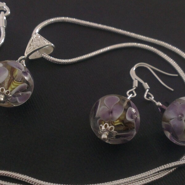 Parure perles de verre florales : Capucines artisanales.