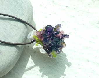 Petite fleur d'iris sauvage : pendentif bélière en verre filé au chalumeau