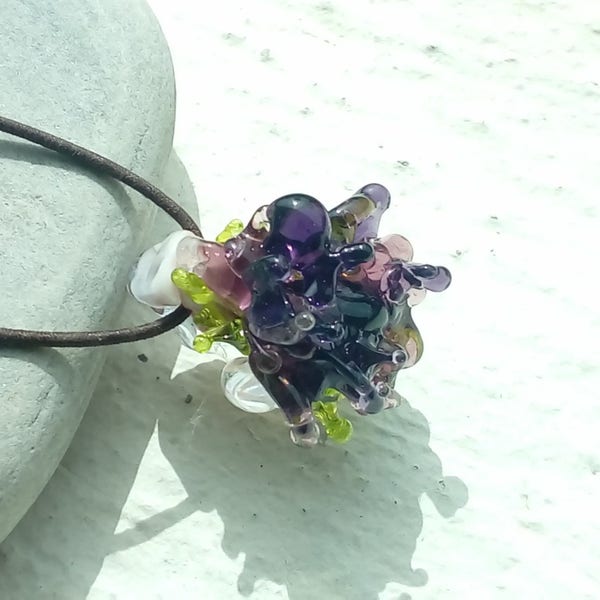 Petite fleur d'iris sauvage : pendentif bélière en verre filé au chalumeau