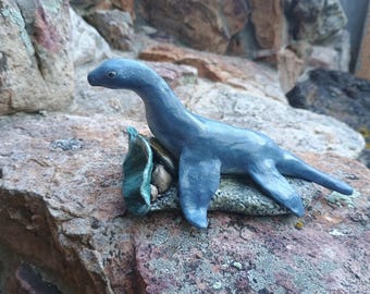 ネス湖の怪獣ネッシーのオブジェ(陶器) 本棚 ネッシー ネス湖の怪物 - Etsy 日本